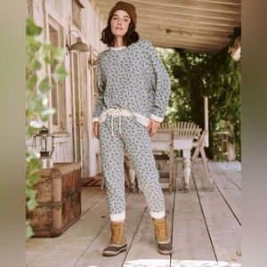 The Great. The Cropped Sweatpants Cream Field Floral Pants Jogger